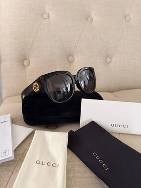 💯authentic Gucci Black Square Sunglasses with Gold Double G Emblem